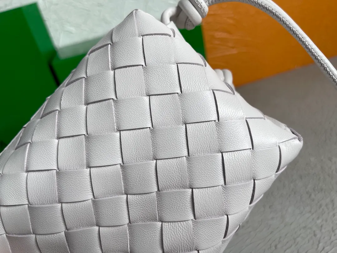 Batch 1160 BOTTEGA VENETA/Bottega 2021 new women's POUCH crossbody bag clutch, lntfecciato woven leather crossbody mini handbag, single internal open pocket, zipper closure, computer embroidered leather shoulder strap can be adjusted in length, model: 6684 Color: White Origin: Italy Size: 17*12*8